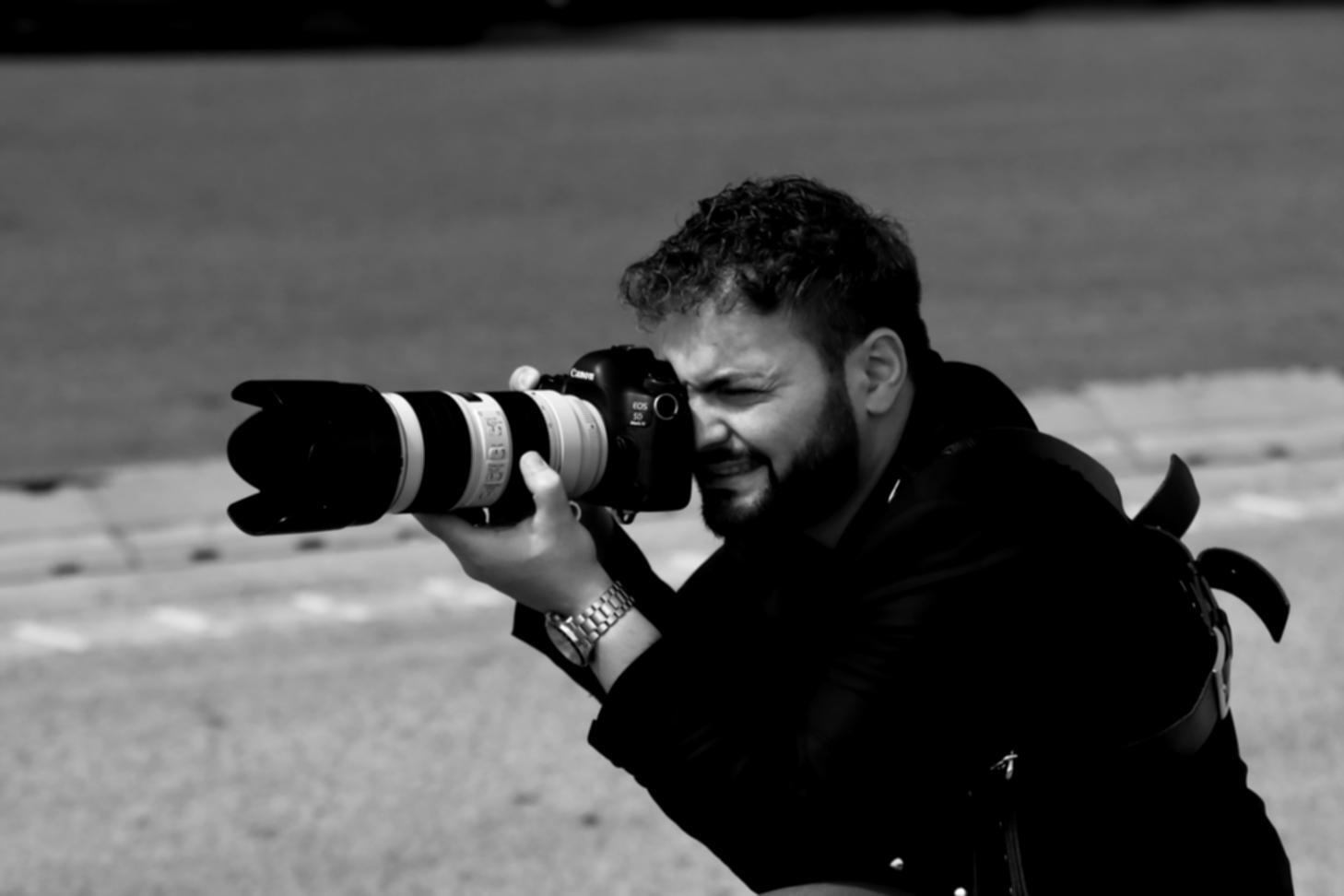 Grupo de fotógrafos trabajando en proyecto colaborativo de documentación social